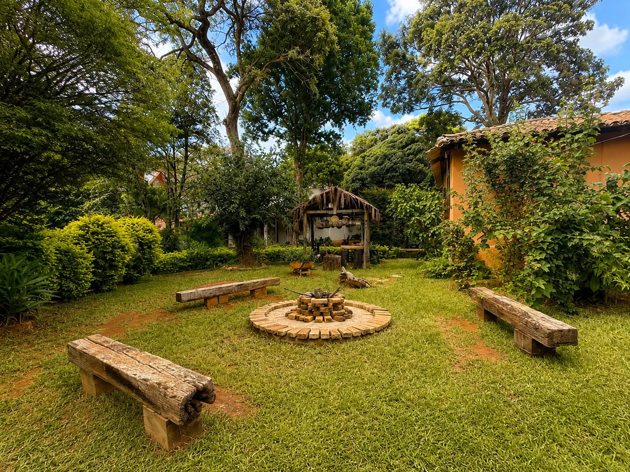 Área de jardim com fogueira